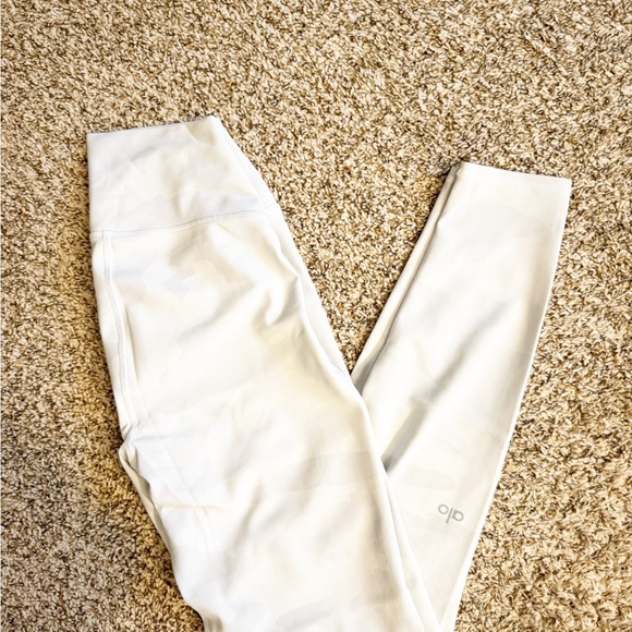 ALO Yoga Vapor White Camo High-Waisted Leggings - Picture 10 of 10